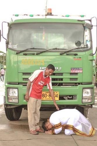 泰国青年卡朗纳隆从泰国著名学府朱拉隆功大学毕业，在垃圾车前向父亲叩头感恩。 ...