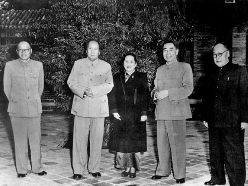 1956年10月，张闻天、毛泽东、宋庆龄、周恩来、陈毅