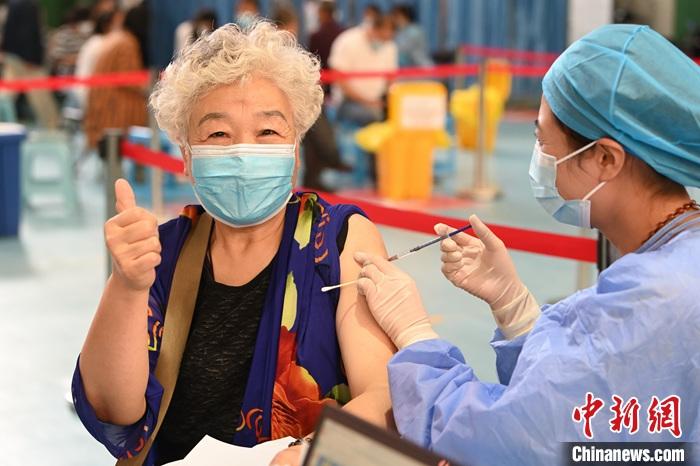 呼和浩特市的一位老年人接种新冠病毒疫苗