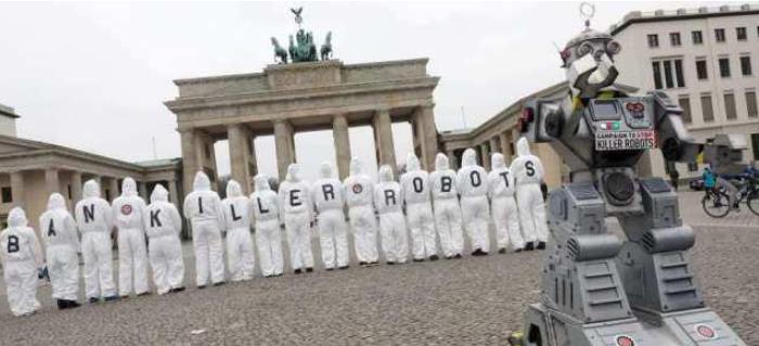 抗议者在柏林勃兰登堡门前呼吁禁止使用致命自主武器