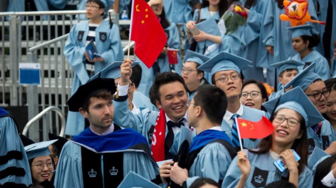 毕业生在美国哥伦比亚大学毕业典礼上手持中国国旗