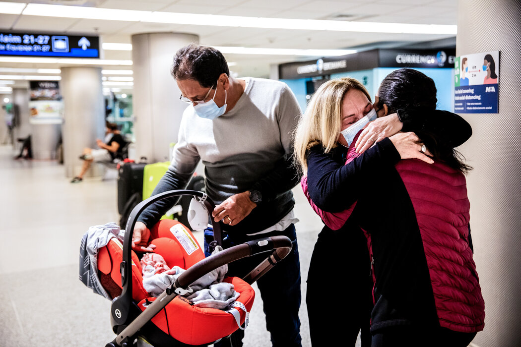 黛博拉和塞尔吉奥·维托里尼从巴西圣保罗飞过来看望女儿纳塔莉亚和她几周大的儿子 ...