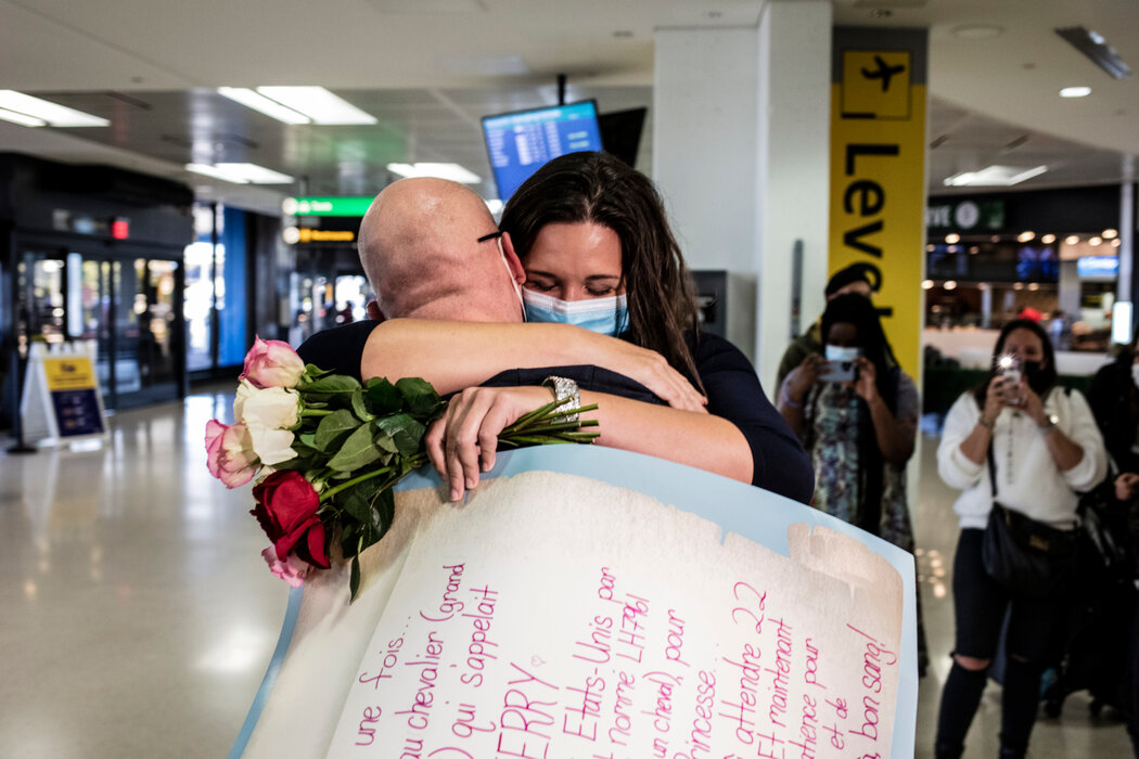 马克西·卡斯尔拥抱从巴黎抵达纽瓦克自由国际机场的男友蒂埃里·库达索