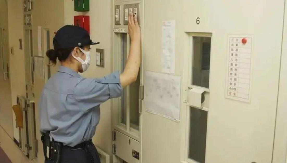 一座日本女子监狱里的狱警