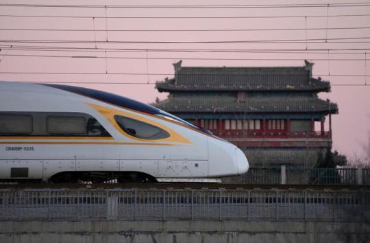 一列动车组列车驶过北京永定门城楼