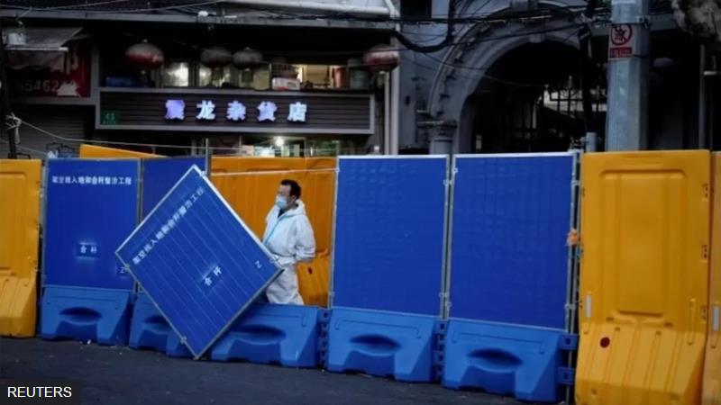 上海已采取了严厉的封城措施，街道两边用挡板阻止人员进出