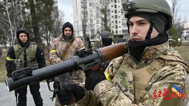 乌克兰士兵在基辅测试新型武器