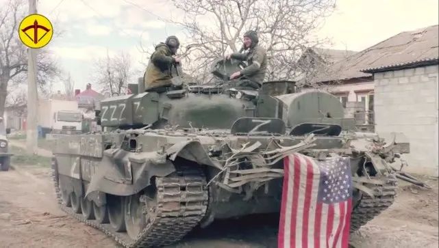 俄军T-72B3主战坦克拖着缴获的美国星条旗游街 2.jpg