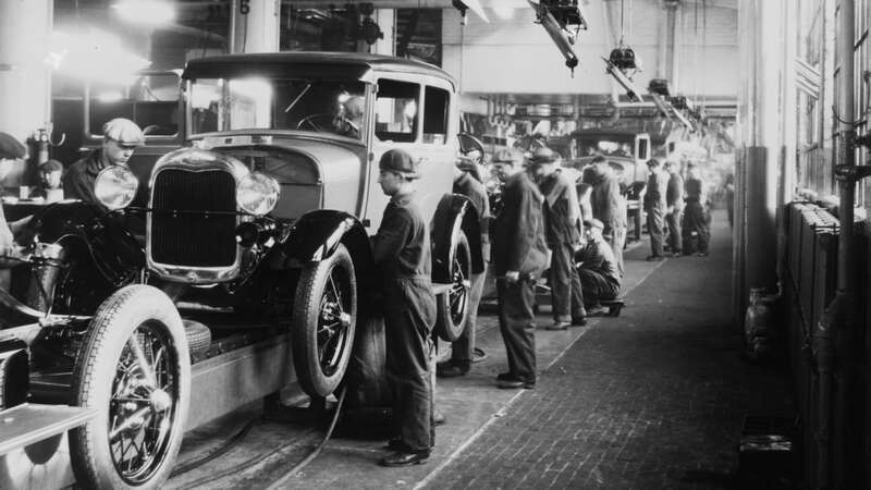 福特汽车公司的流水线生产模式宣告了汽车产业界传统作坊式生产的终结
