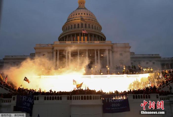 当地时间2020年1月6日，美国华盛顿的美国国会大厦前火光四起