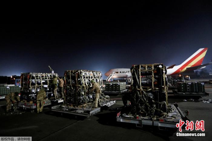 美国飞机将军事援助物资运抵乌克兰基辅鲍里斯波尔国际机场