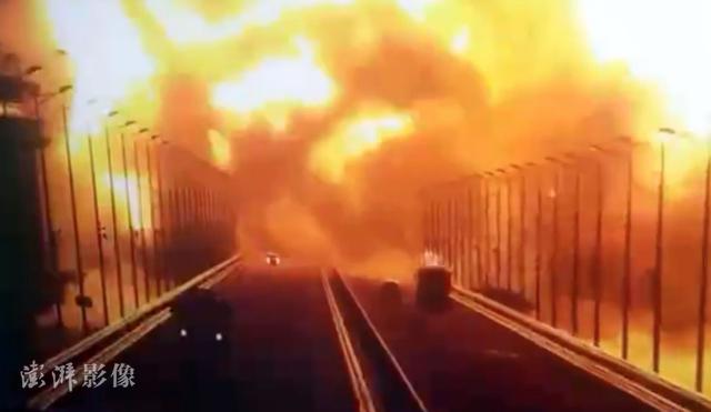 一辆卡车在克里米亚大桥爆炸，导致铁路罐车起火