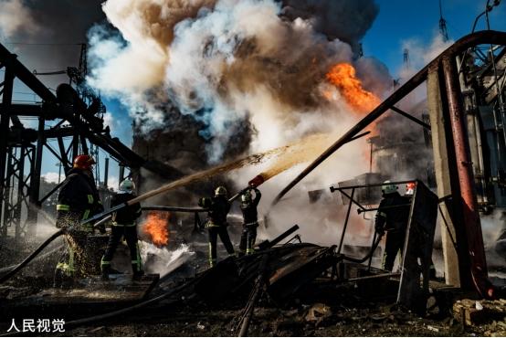 10月10日，乌克兰基辅，消防员正在扑灭被导弹击中的CHP发电站的大火