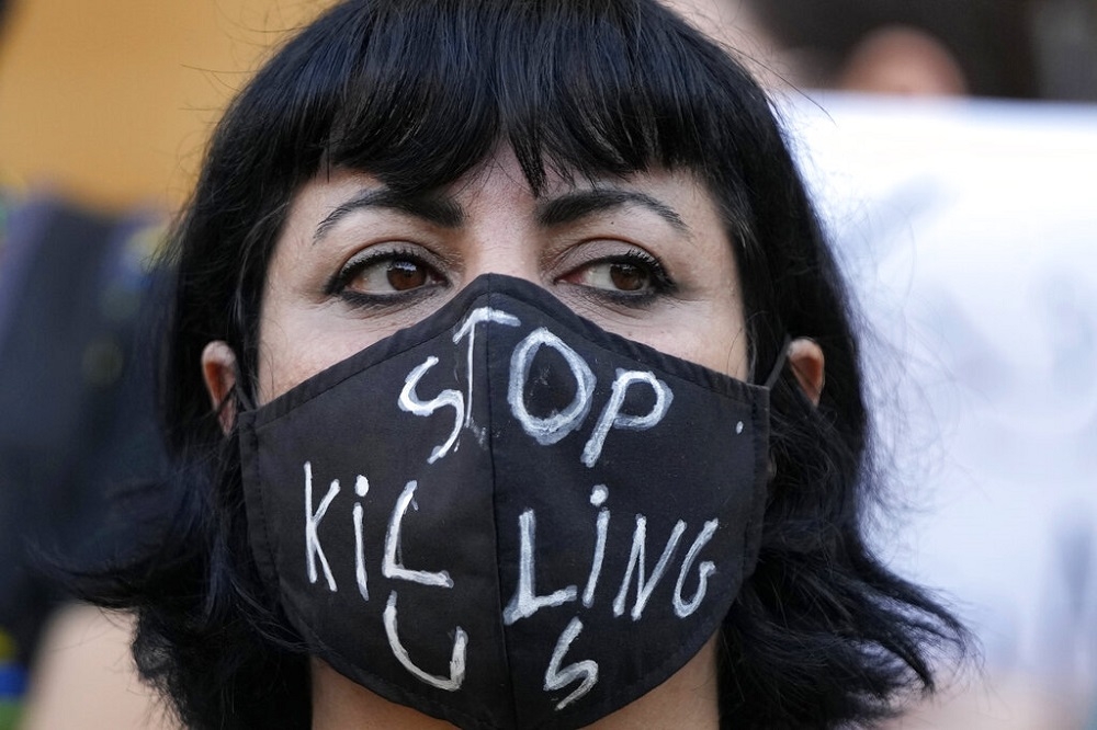 居住在黎巴嫩的伊朗人佩戴写著“不要再杀我们”字样的口罩，为了阿密尼之死上街抗争 ...