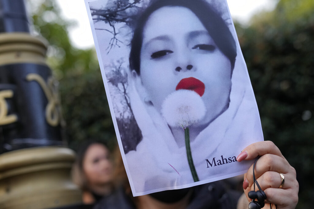 英国民众9月25日在伊朗驻伦敦使馆外，高举阿密尼照片抗议