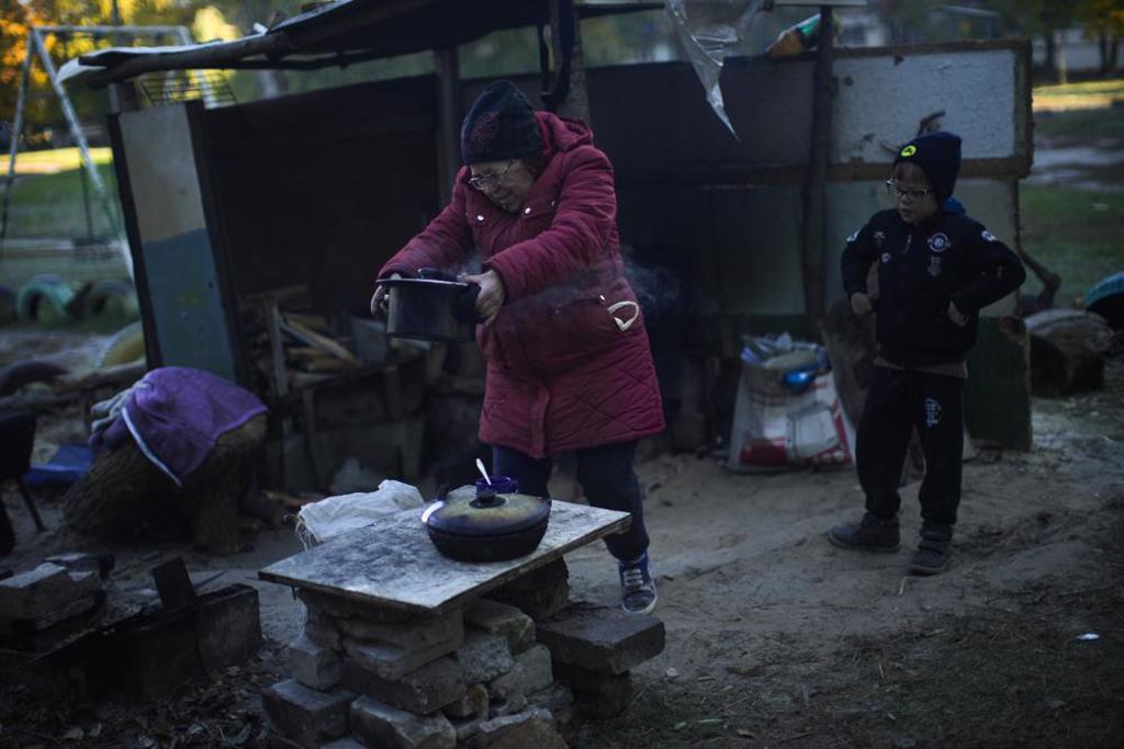 乌克兰人缺电缺瓦斯，许多人堆著简单的火炉，以柴火来煮食
