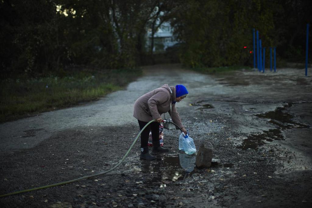由于没有自来水，乌克兰人寻找井水，或是消防用水
