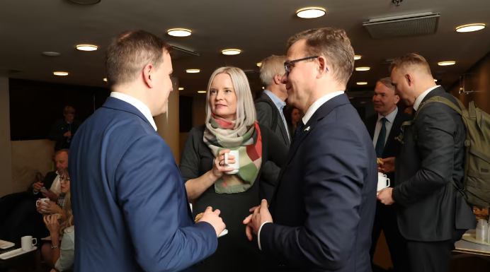 芬兰人党领导人里卡·普拉（中）参与18日下午的政党会议