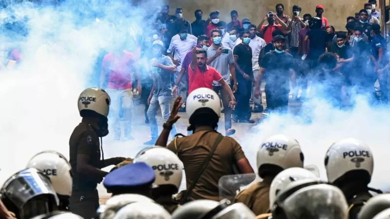 斯里兰卡科伦坡警察施放催泪弹驱散抗议经济崩溃的高中生