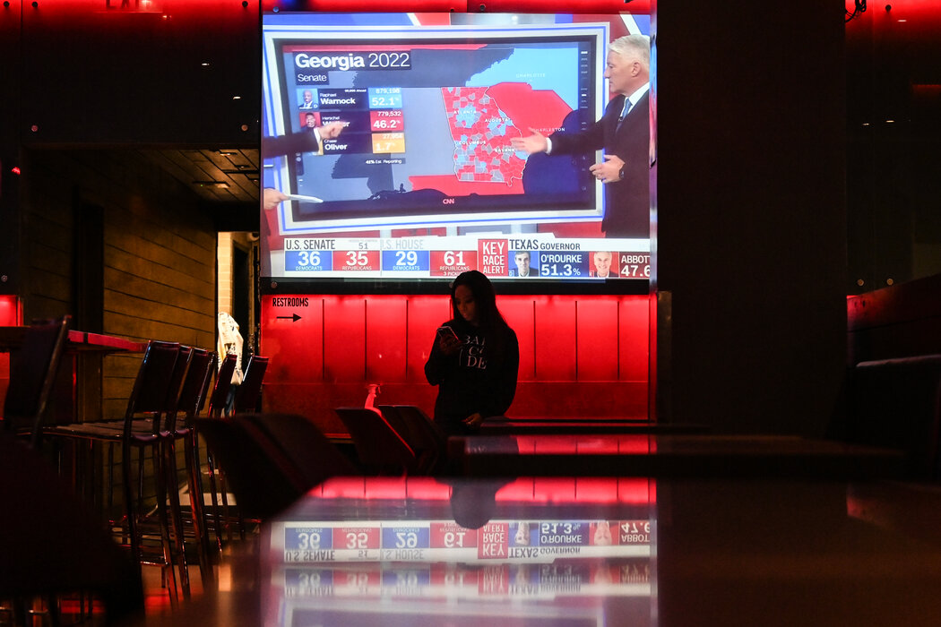 周二，人们在华盛顿的一家酒吧观看选举新闻报道
