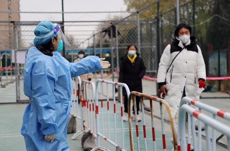 北京顺义区胜利街道永欣嘉园社区核酸检测点，居民正在排队进行核酸检测