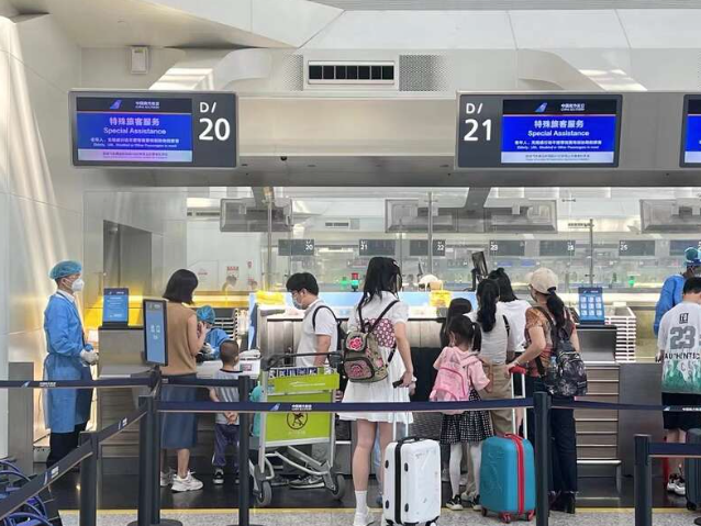 广州白云机场T2航站楼出发厅南航值机区域，工作人员迎来了忙碌的晚高峰