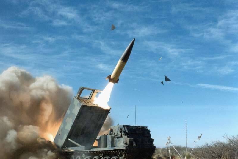 “海马斯”发射ATACMS战术导弹的瞬间