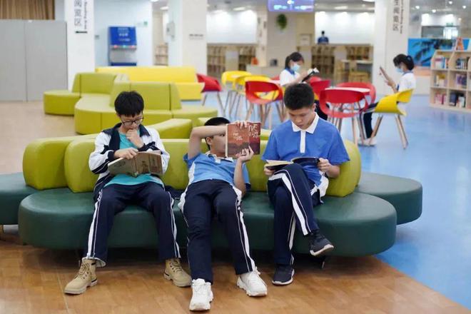 职校学生的课余时间充裕，学生可以在舒适的图书馆看书